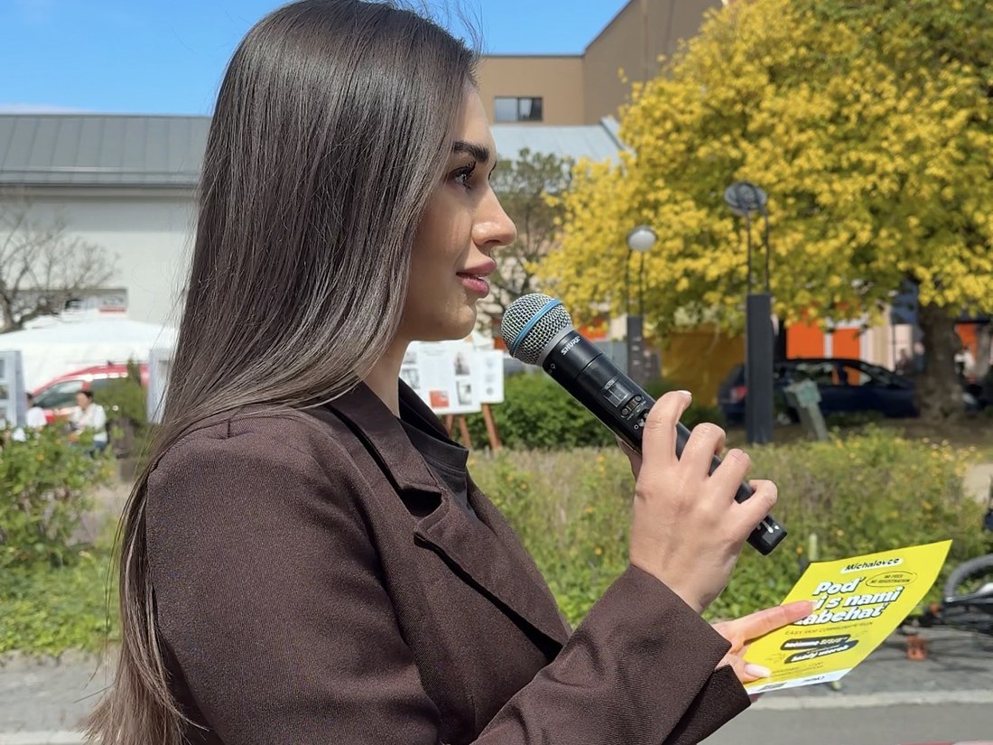 Erika Malá s mikrofónom na podujatí