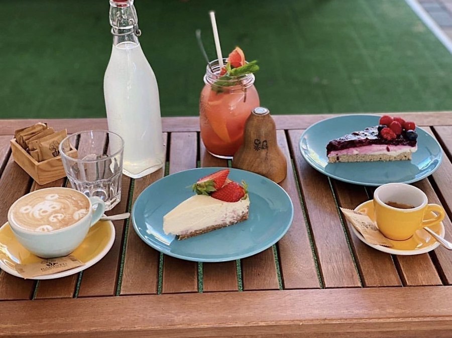 Fit koláčiky na drevenom stolíku v kaviarni U Baristu