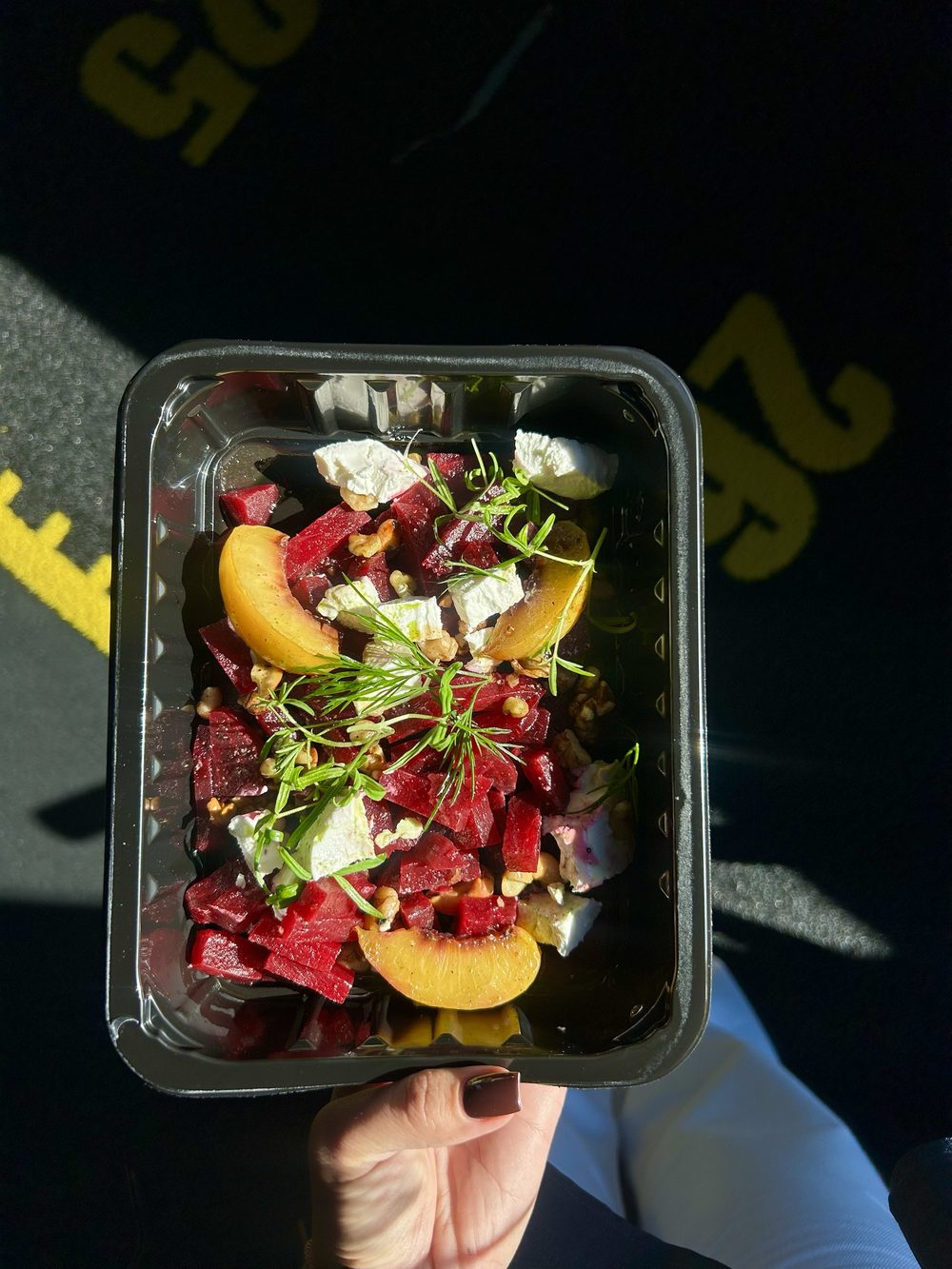 Roasted beetroot salad with goat’s cheese and walnuts, boxed